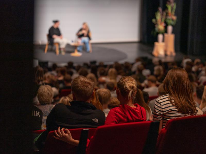 Fotografi af publikum på Store Scene på Kulturværftet til tidligere unge-arrangement.